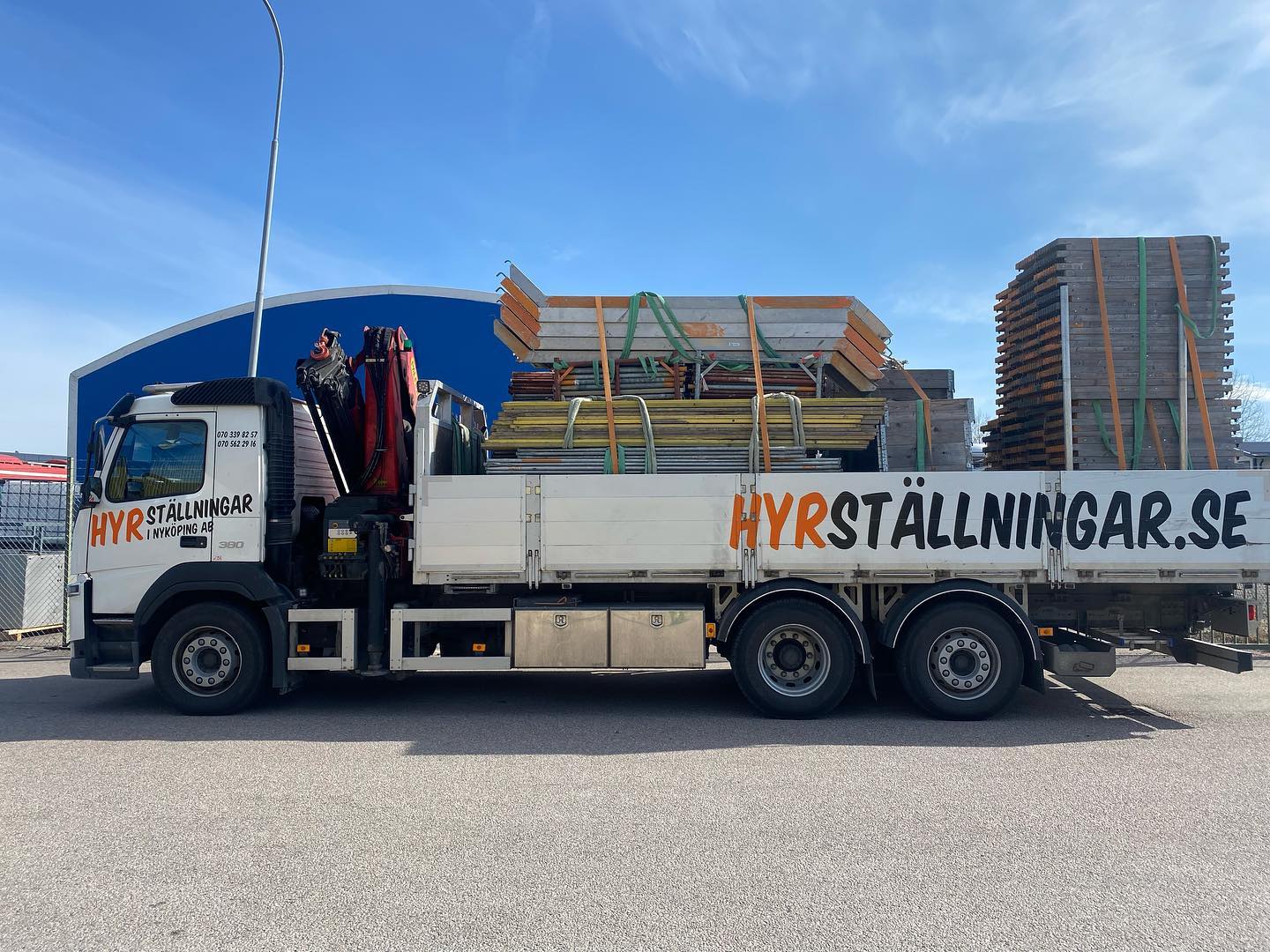 En lastbil lastad med byggställningar.