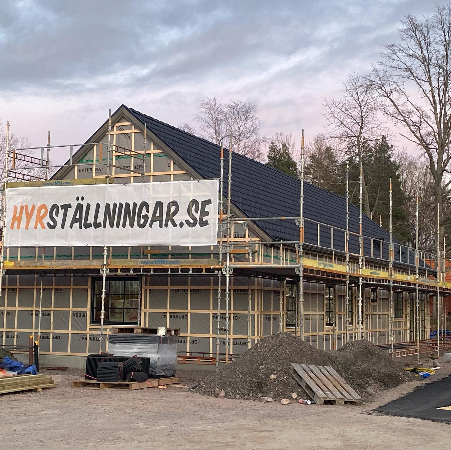 Byggställning runt en villa.